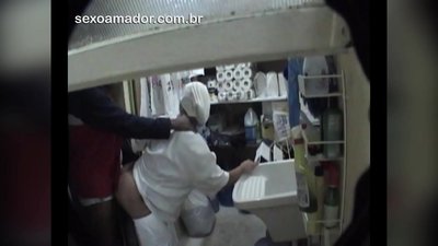 Motoboy fè sèks ak dam netwayaj nan restoran ant livrezon