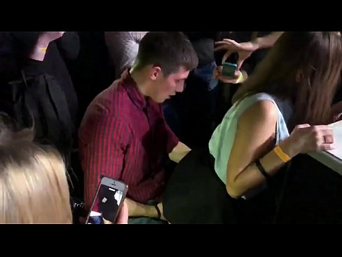 ❤️ Sèks reyèl nan yon nayklib Ris. Ti fi Ris 18-zan nan anus la ak vajen foutu nan yon nayklib ☑ Videyo fout nan ht.watchhentai.ru ﹏